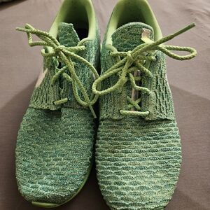 NIKE WOMEN'S ROSHE NM FLYKNIT 843386-301 VOLTAGE GREEN/WHITE-LCD GREEN